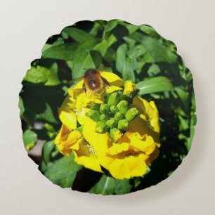 Bee on Yellow Flowers Rundes Kissen