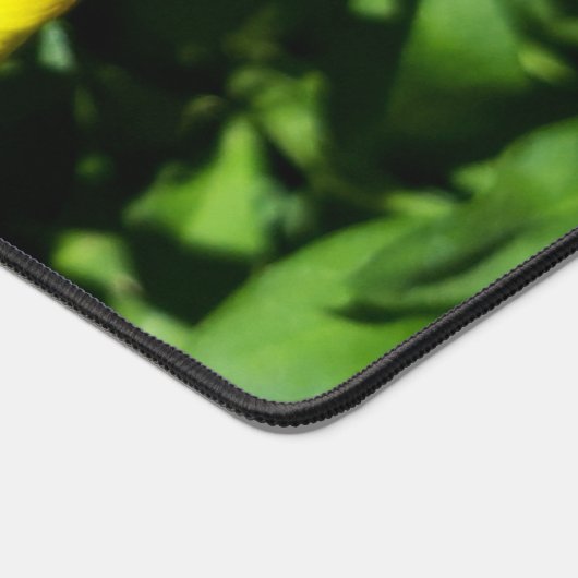 Bee on Yellow Flowers Schreibtischunterlage (Ecke)