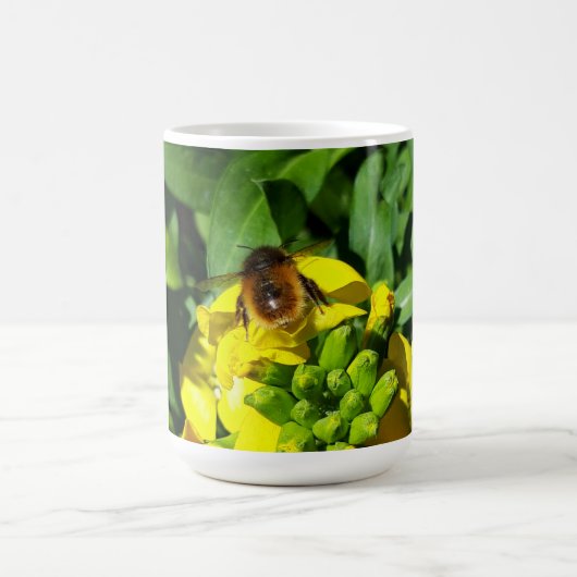 Bee on Yellow Flowers Verwandlungstasse (Zentrum)
