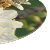 Bee & Plum Blossoms: Macro Art Glass Board Schneidebrett (Ecke)