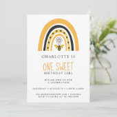 Bee Rainbow Yellow Girl Geburtstagsparty Einladung (Stehend Vorderseite)