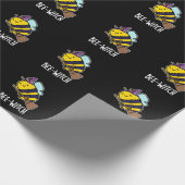 Bee-witch Funny Bee Pun Dark BG Geschenkpapier (Ecke)