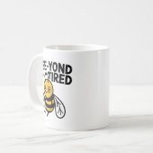 Bee‑yond Müde – Süße müde Bienen-Pun Kaffeetasse (Vorderseite Links)