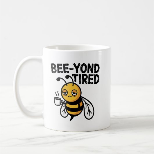 Bee‑yond Müde – Süße müde Bienen-Pun Kaffeetasse (Links)