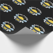 Bee-zarre Funny Bizarre Bee Pun Dark BG Geschenkpapier (Ecke)