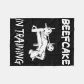 Beefcake in Training Gym Muscle Funny Bodybuilding Fleecedecke (Vorderseite (Horizontal))