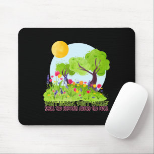 Beeil dich nicht, dufte die Blume nicht. Mousepad