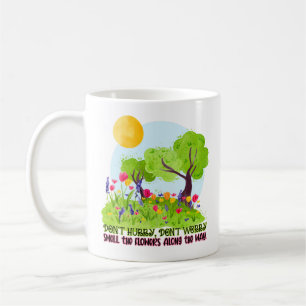 Beeil dich nicht, rieche dir die Blume nicht runte Kaffeetasse