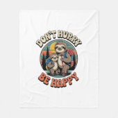 Beeilt euch nicht, sei glücklich Faulenzerwanderma Fleecedecke (Vorderseite)