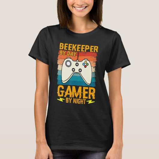 Beekeeper By Day Gamer By Night Humor Joke Honeyco T-Shirt (Vorderseite)