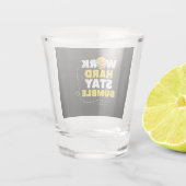 Beekeeper Gift | Bee Work Hard Stay Bumble Schnapsglas (Rückseite)