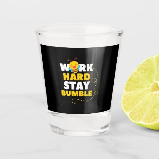 Beekeeper Gift | Bee Work Hard Stay Bumble Schnapsglas (Vorderseite)