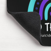 Beendet das Schweigen, beendet den Schmerz Regenbo Mousepad (Ecke)