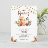 Beer Baby Is Brewing Fall Baby Shower Einladung (Stehend Vorderseite)