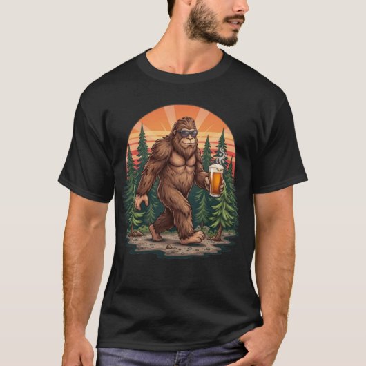 Beer Drinking Bigfoot T-Shirt (Vorderseite)