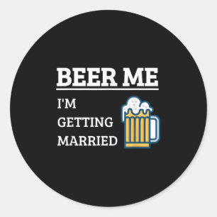 Beer Me Im Get Married Funny Groom Bachelor Br Runder Aufkleber