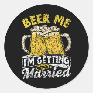 Beer Me Im Get Married Party Bride Groom Bache Runder Aufkleber