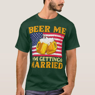 Beer Me im Getting Married Einsatz Bachelor Ret T-Shirt