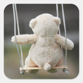 Beer op Schommel in beweging. Quadratischer Aufkleber