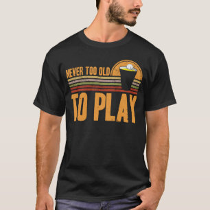 Beer Pong nie zu alt, um Bierpong zu spielen T-Shirt