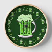 Beer Thirty Clock St Patricks Day Edition Wanduhr (Vorderseite)