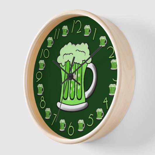 Beer Thirty Clock St Patricks Day Edition Wanduhr (Winkel)