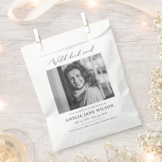 BeerdigungsGedenkstätte Fütterte das Saatgut der B Geschenktütchen (Ausgeschnitten)