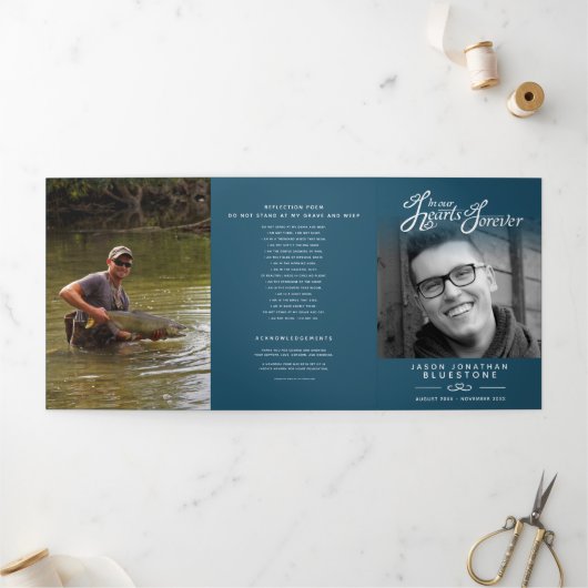 Beerdigungsprogramm in unseren Herzen dunkelblau Dreifach-gefaltete Programmkarte (Außenbereich)