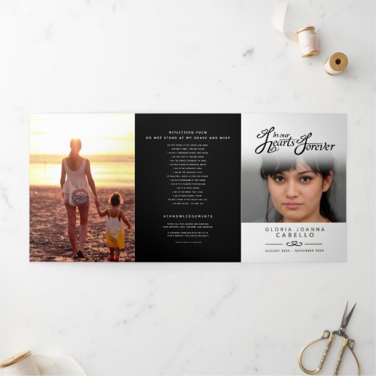 Beerdigungsprogramm in unseren Herzen Schwarz Dreifach-gefaltete Programmkarte (Außenbereich)