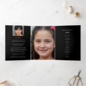 Beerdigungsprogramm in unseren Herzen Schwarz-weiß Dreifach-gefaltete Programmkarte (Innenseite)