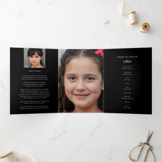 Beerdigungsprogramm in unseren Herzen Schwarz-weiß Dreifach-gefaltete Programmkarte (Innenseite)