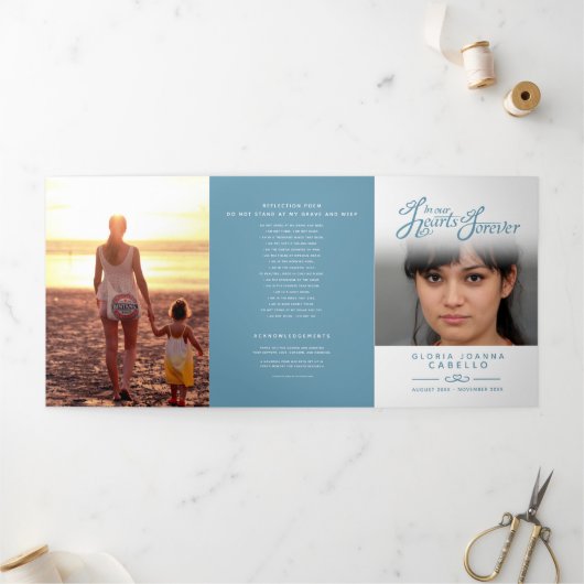 Beerdigungsprogramm in unseren Herzen weiß blau Dreifach-gefaltete Programmkarte (Außenbereich)