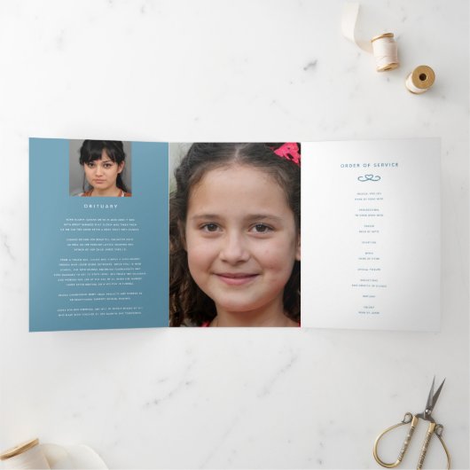 Beerdigungsprogramm in unseren Herzen weiß blau Dreifach-gefaltete Programmkarte (Innenseite)