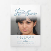 Beerdigungsprogramm in unseren Herzen weiß blau Dreifach-gefaltete Programmkarte (Cover)