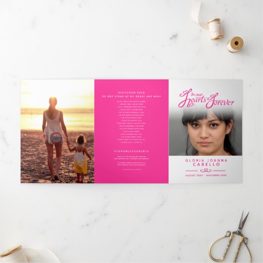 Beerdigungsprogramm in unseren Herzen weiß rosa Dreifach-gefaltete Programmkarte (Außenbereich)