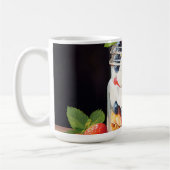 Beerenschichtdessert im Glasbehälter Kaffeetasse (Links)
