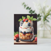 Beerenschichtdessert im Glasbehälter Postkarte (Stehend Vorderseite)