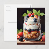 Beerenschichtdessert im Glasbehälter Postkarte (Vorne/Hinten)