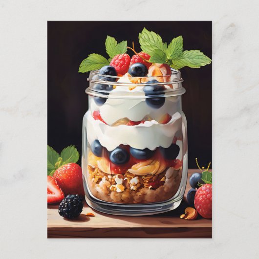 Beerenschichtdessert im Glasbehälter Postkarte (Vorderseite)