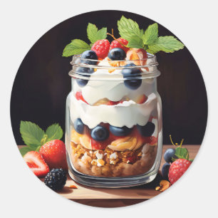 Beerenschichtdessert im Glasbehälter Runder Aufkleber