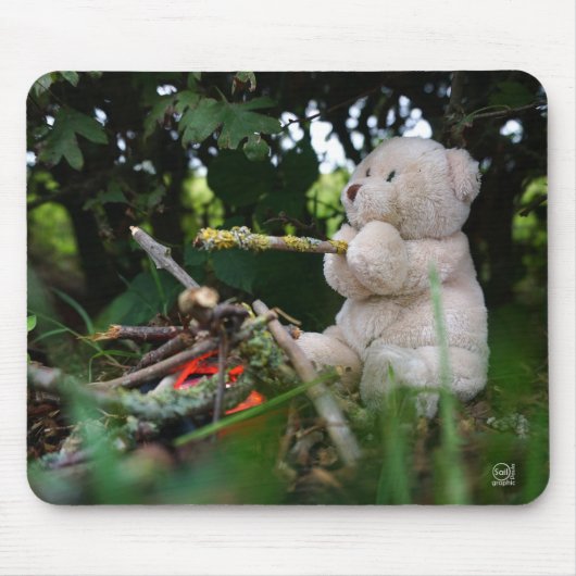 Beertje dat bij kampvuur zit. mousepad (Vorne)