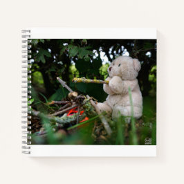 Beertje dat bij kampvuur zit. notizblock