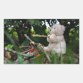 Beertje dat bij kampvuur zit. rechteckiger aufkleber