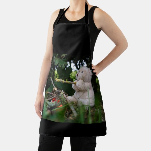 Beertje dat bij kampvuur zit. schürze (InSitu)