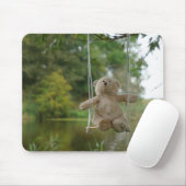 Beertje op schommel aan boom mousepad (Mit Mouse)