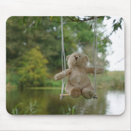 Beertje op schommel aan boom mousepad