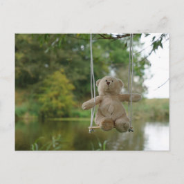Beertje op schommel aan boom postkarte