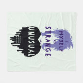 Beetlejuice | Lydia "Strange and Unusual" Graphic Fleecedecke (Vorderseite (Horizontal))