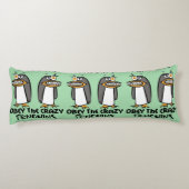 Befolgen Sie das verrückte Pinguin-Grafikdesign Seitenschläferkissen (Rückseite)