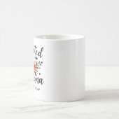 Befördert nach Oma Est 2025 Blumengranma Kaffeetasse (Mittel)